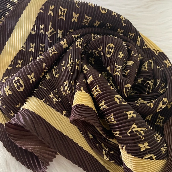 Louis Vuitton Silk Pleated Scarf. - Picture 4 of 10